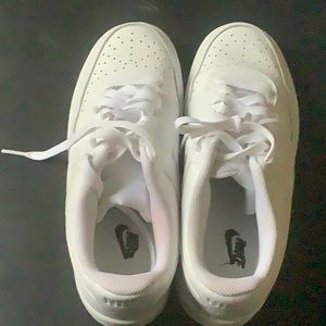 I’m selling Nikes white 8.5 and I only wear them once